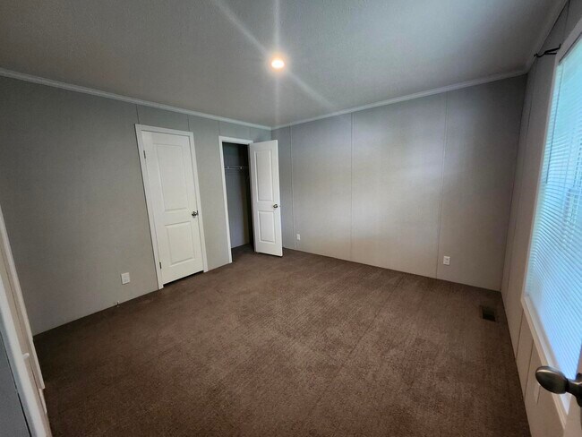 Building Photo - 1 Sparrow Hill Dr