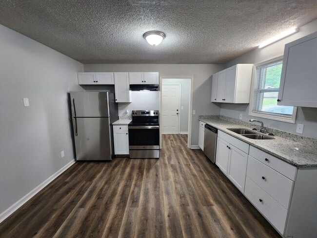 Building Photo - 709 W Creek Cir