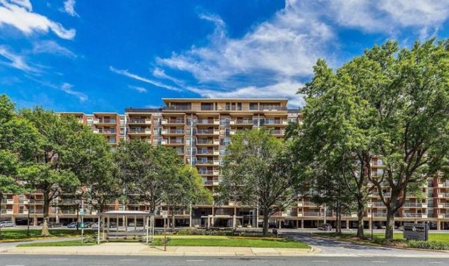 Building Photo - 1300 Army Navy Dr