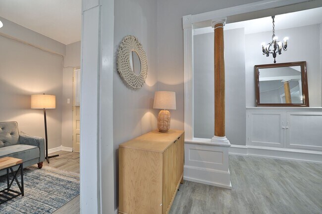 Building Photo - Lyndale Livings