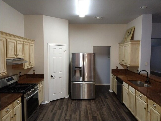 Building Photo - 1007 Russwood Cove