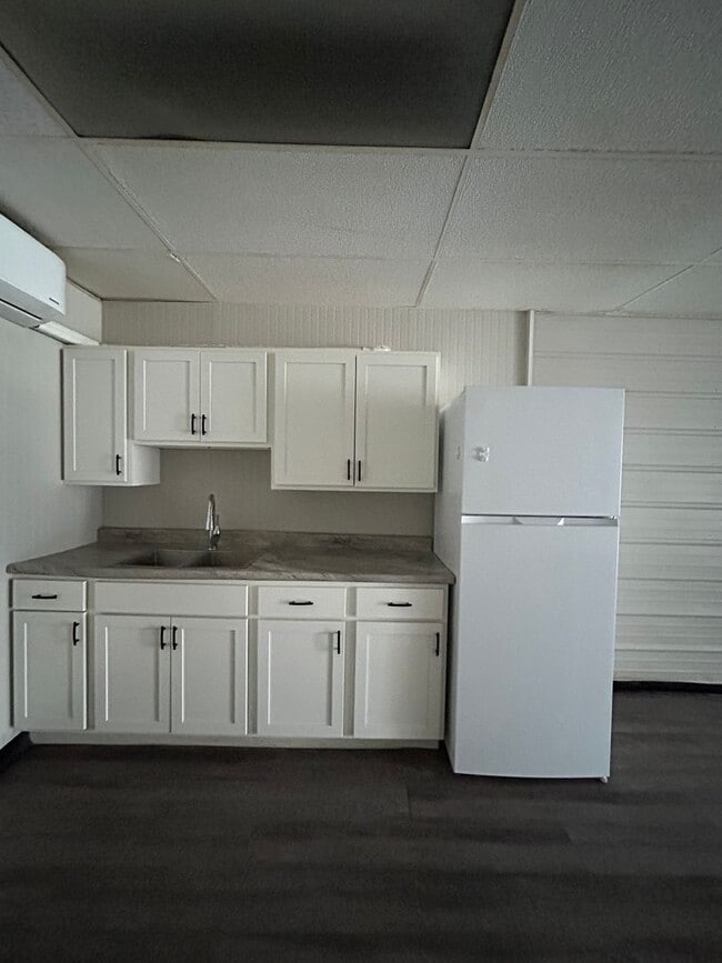 Building Photo - 105 W Emeline St