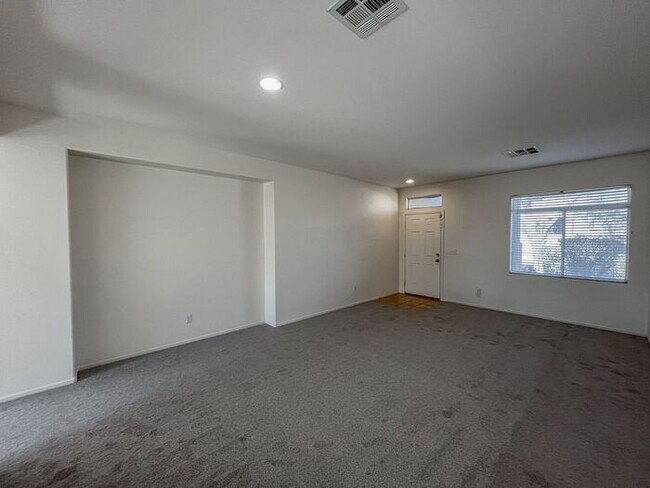 Foto del edificio - Charming Two-Story Home with Spacious Layout!