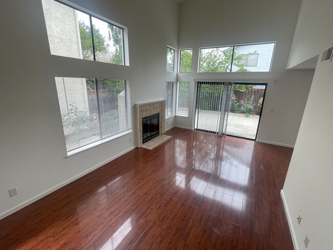 Foto del edificio - $3,490 - GORGEOUS THREE BEDROOM REMODELED ...