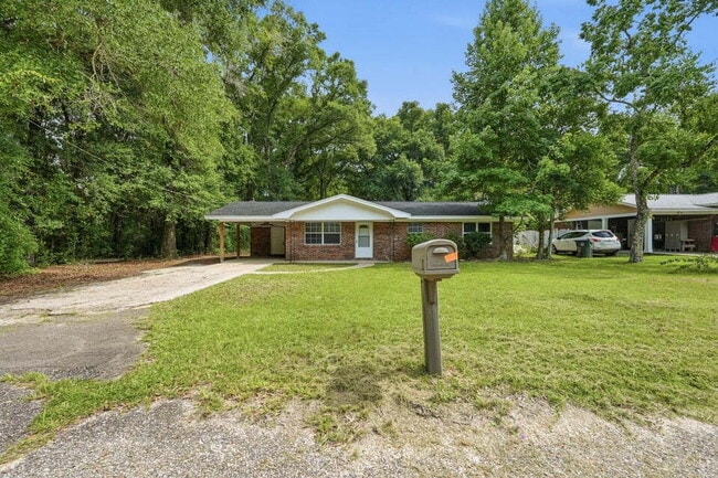 Building Photo - A small-town charm ready for move in!