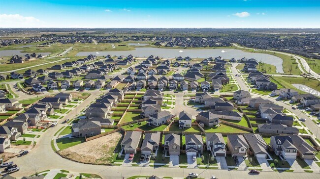 Building Photo - 4852 Sun Fls Dr