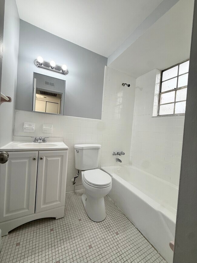 Foto del edificio - 2971 Four Towers Dr