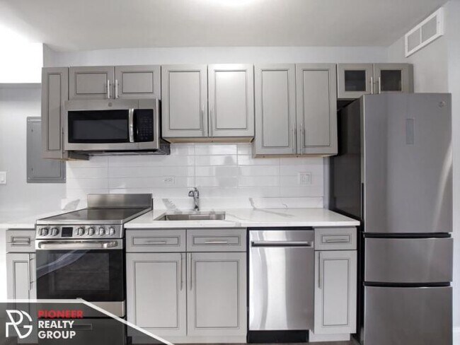 Building Photo - 1 bedroom in CHICAGO IL 60626