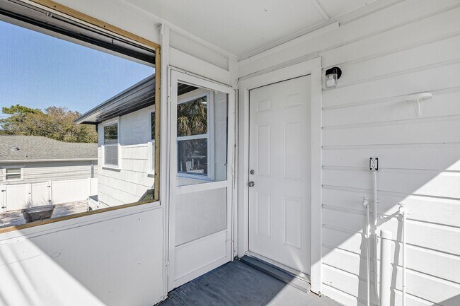 Foto del edificio - Bright & Updated 2BR Top Unit Duplex | White Kitchen & Stainless Appliances in Saint Petersburg