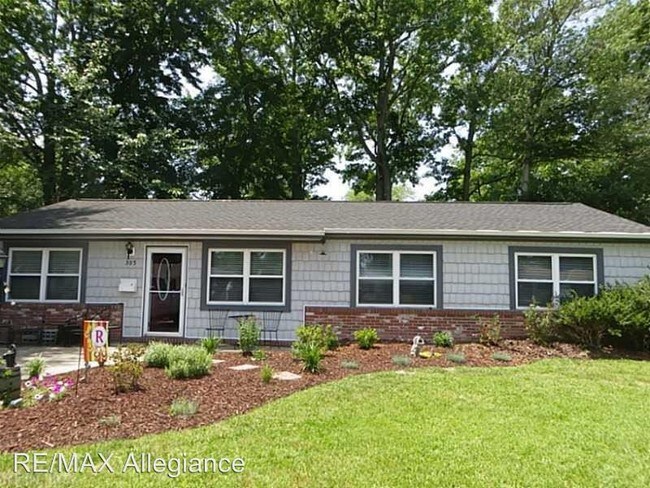 Building Photo - 4 br, 2 bath House - 305 PLAZA TRAIL COURT