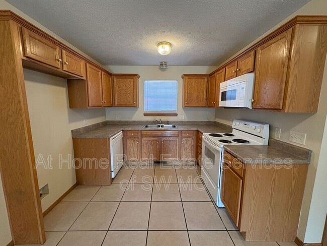 Building Photo - 4424 W La Siesta St