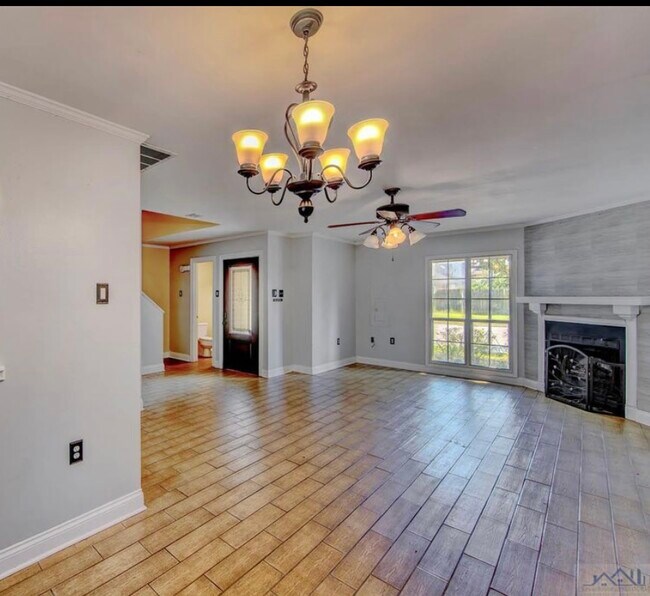 Building Photo - 233 N French Quarter Dr