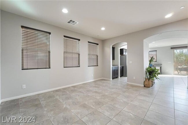 Building Photo - Spacious Black Mountain Home