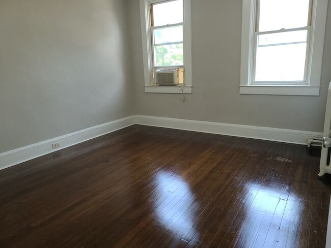 Building Photo - Ready to Move In!  RenovatedThree Bedroom ...