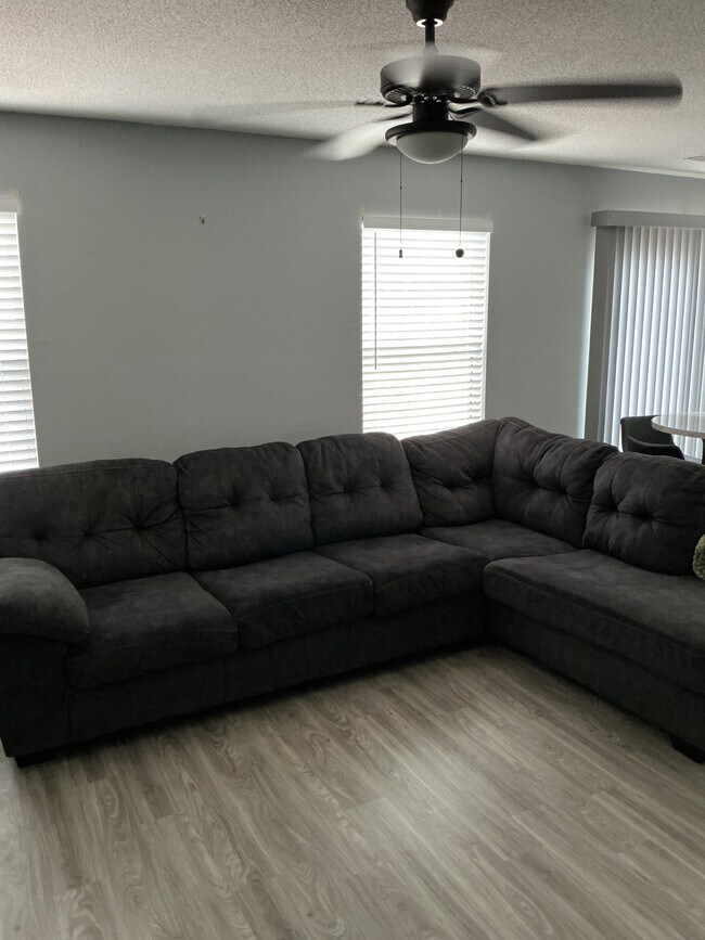 Foto del edificio - Room in House on Browns Mill Trail