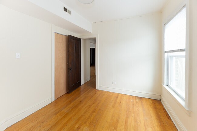 Building Photo - 1836 W Byron St