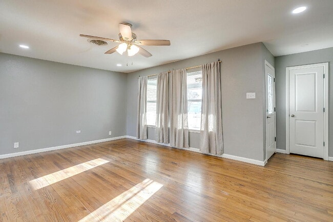 Foto del edificio - Spacious 4-Bedroom Gem with Granite Touche...