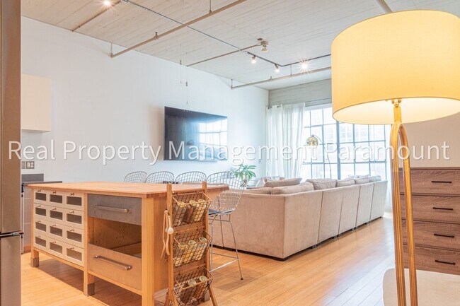 Photo - Downtown Art District Studio for Rent | High Ceilings, Hardwood, In-Unit Laundry Apartment