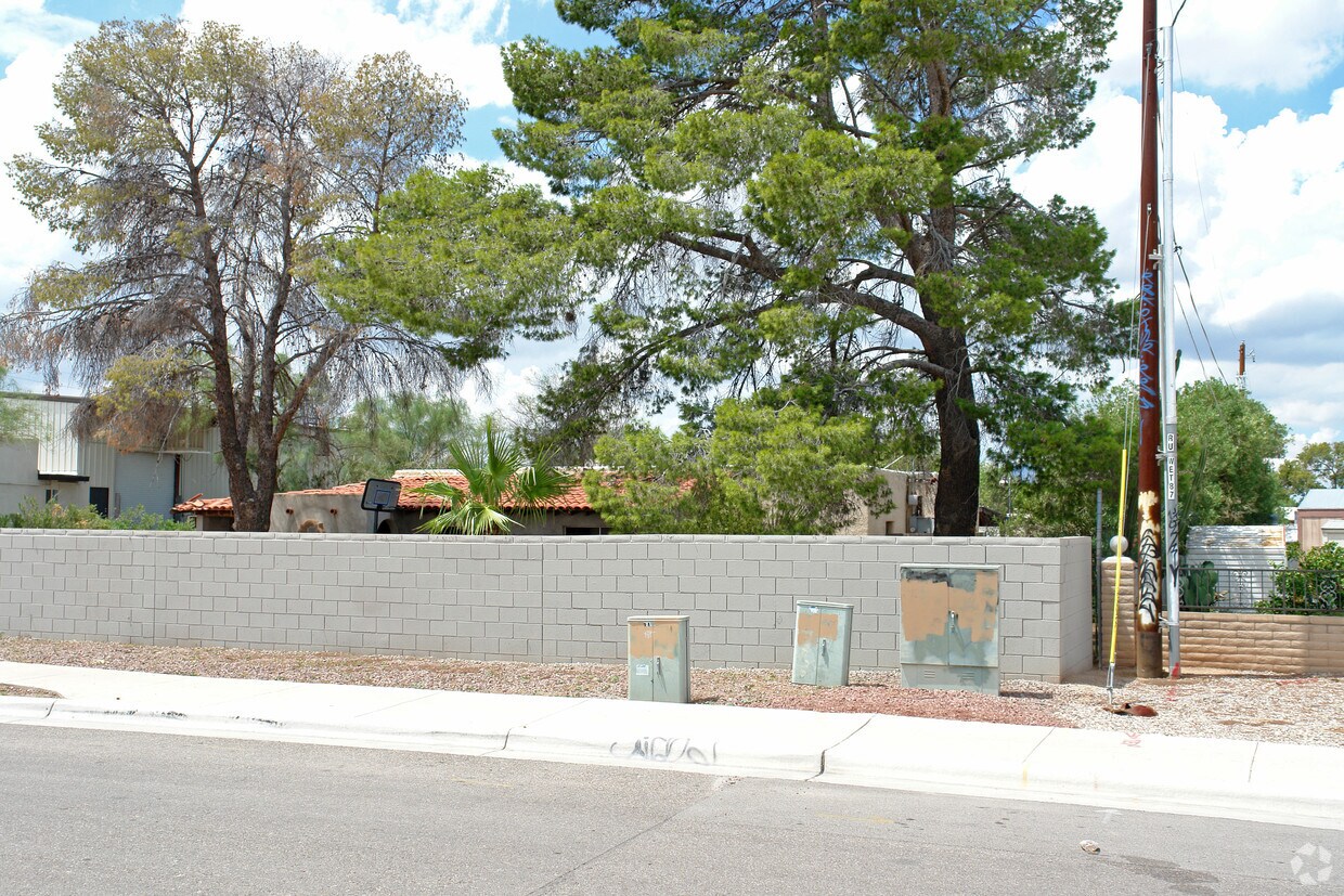 Building Photo - 4433 N Old Romero Rd