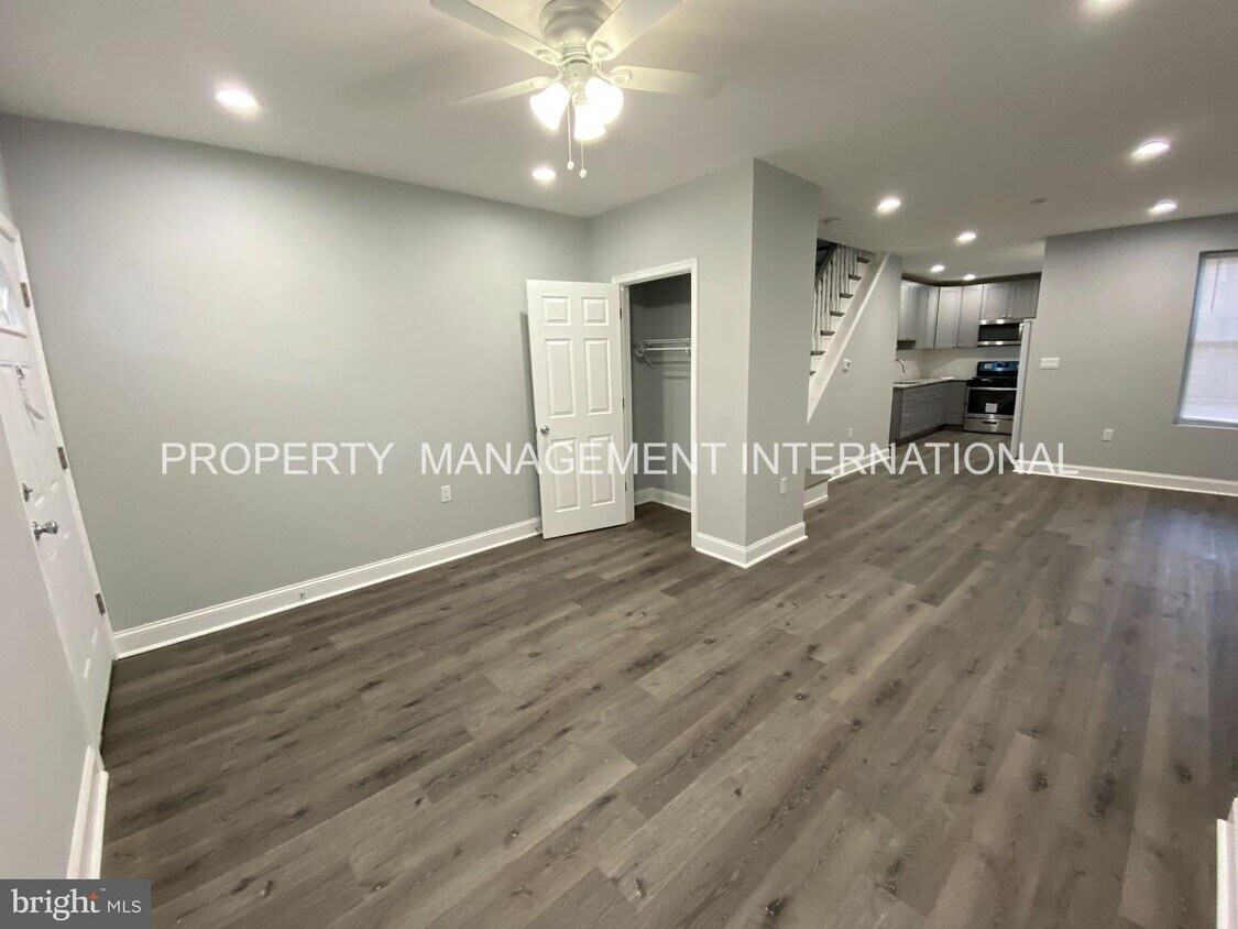 Foto principal - 5257 Addison St