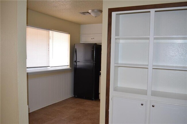Building Photo - 820 Russell Cir
