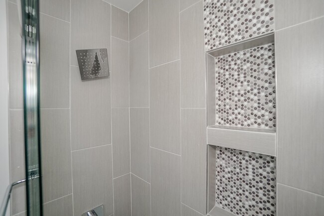 Foto del edificio - 4635 Lexington Avenue, Unit 4637 1/4