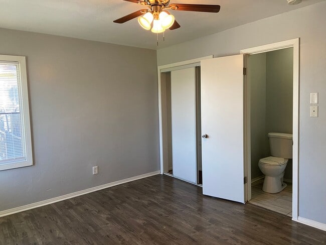 Building Photo - Oleander home with a HUGE shop!