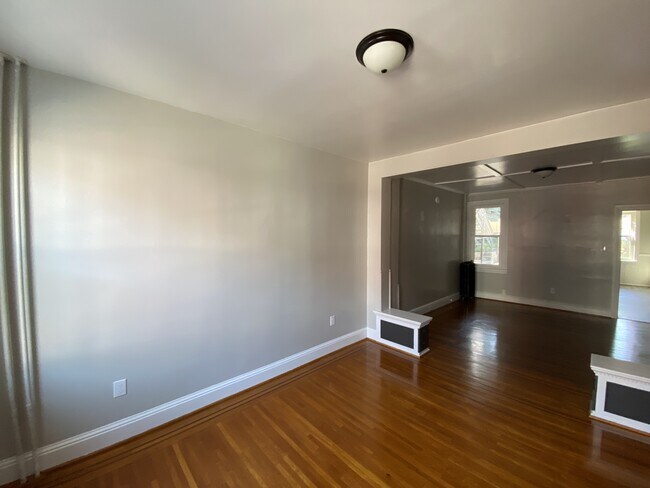 Building Photo - 824 W Princess St