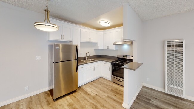 Cocina - Berryman Apts...Newly Remodeled Apartments...