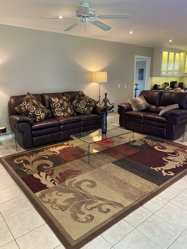 Foto del edificio - 3890 Kenwood Dr