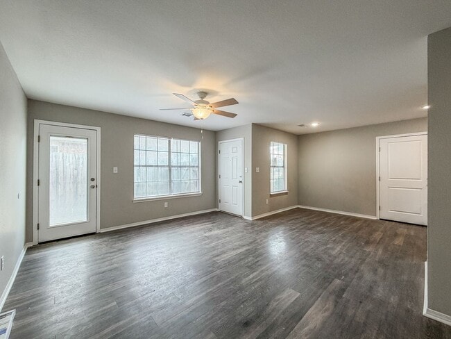 Foto del edificio - 1203 Quebec Dr