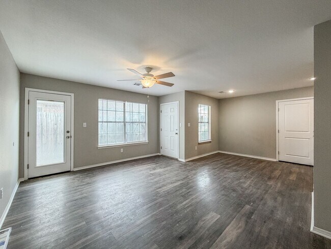 Building Photo - 1203 Quebec Dr