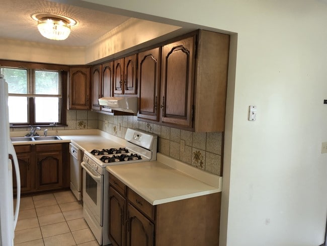 Building Photo - 3 bedroom in Pawtucket RI 02860