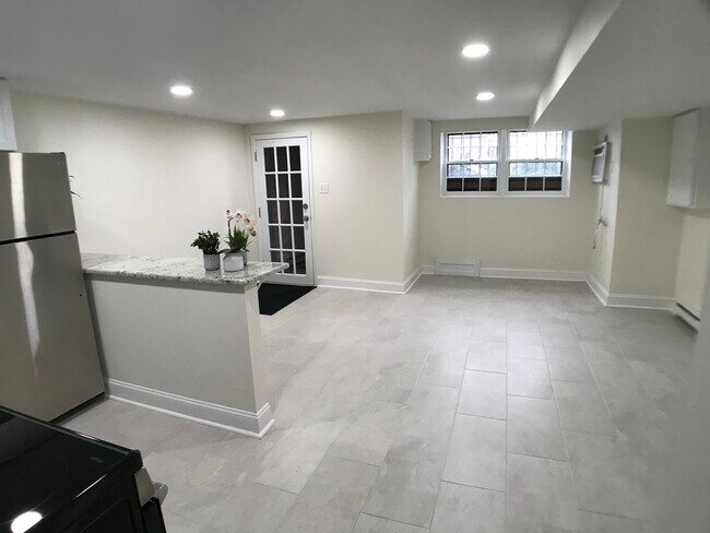 Vista desde el área de la cocina hacia el espacio de estar y la entrada. - 152 13th St SE