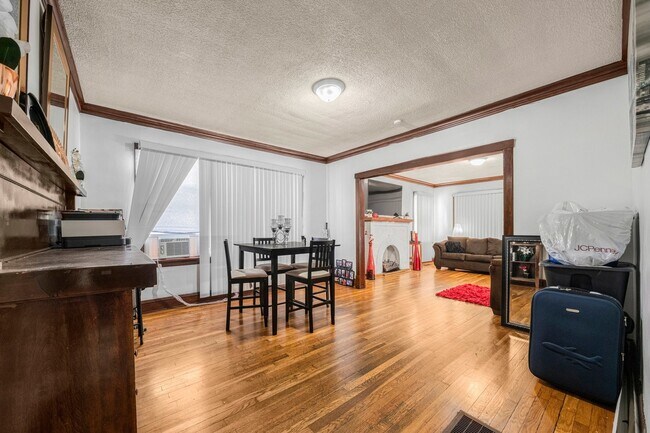 Building Photo - 2042 Darrow Avenue, Unit 1