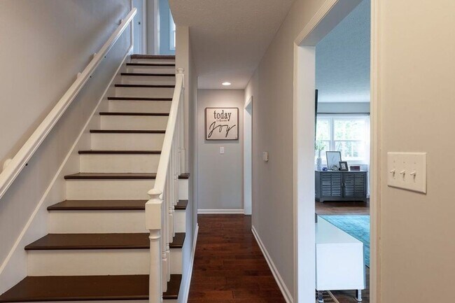 Foto del edificio - Beautiful home located in Sycamore Knolls!
