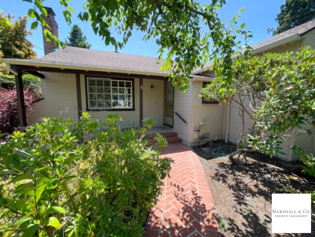 Foto del edificio - NEW LISTING! SYCAMORE PARK,CHARM. 1940s, 2...