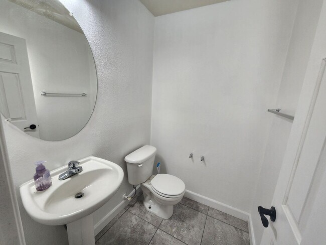 Foto del edificio - Sleek 2 story home with tile in most living areas and upgraded kitchen.