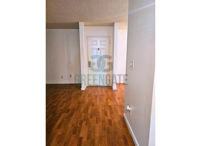 Building Photo - Charming 2 bedroom condo available in Mode...