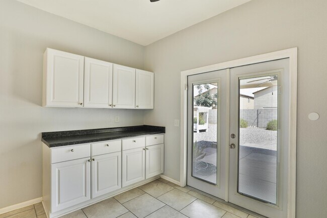 Building Photo - 934 E Desert Moon Trail