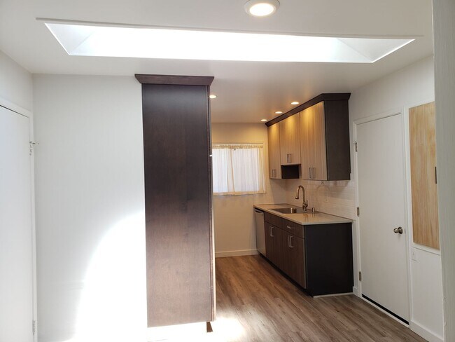 Building Photo - Bright and Spacious 3-bed/2-bath House in ...