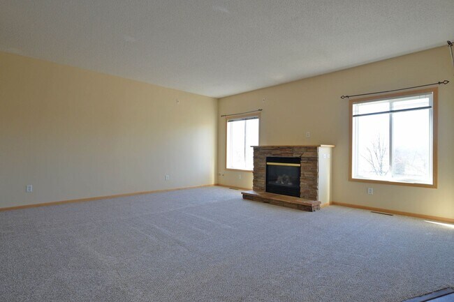 Building Photo - Spacious 2 Bed, 2 Bath Townhome with Abund...