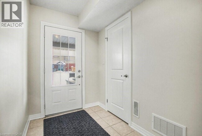 Building Photo - 79 S Creek Dr