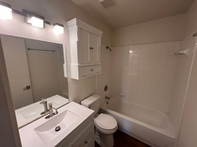 Building Photo - AVAILABLE NOW!