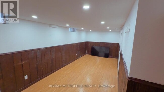 Photo du bâtiment - 78 Crittenden Square