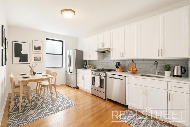 Building Photo - Spacious 2 Bedroom in Williamsburg!