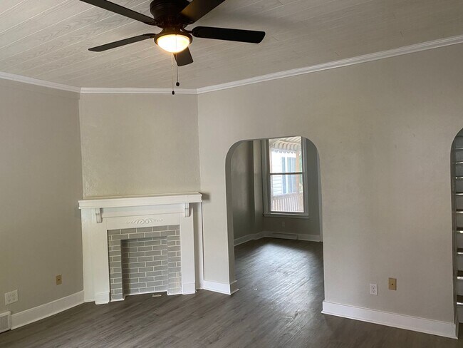 Foto del edificio - 2 Bedroom + Den, Updated Row House with Of...