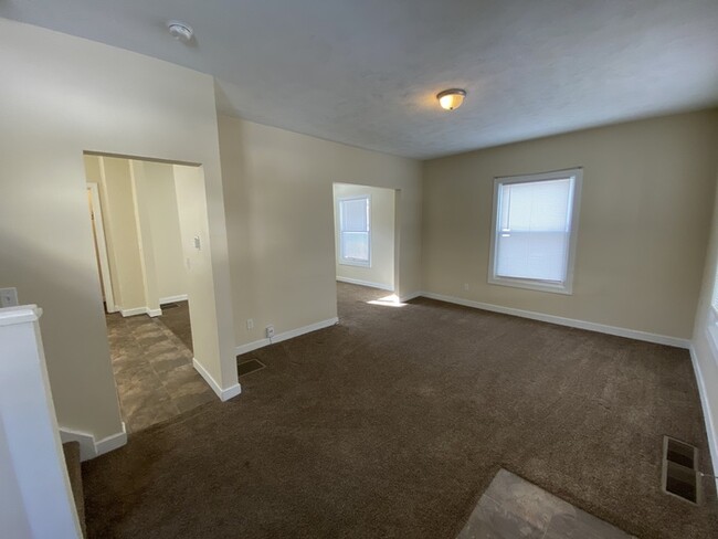 Building Photo - Renovated 3 Bed 1 Bath House for Rent on S...