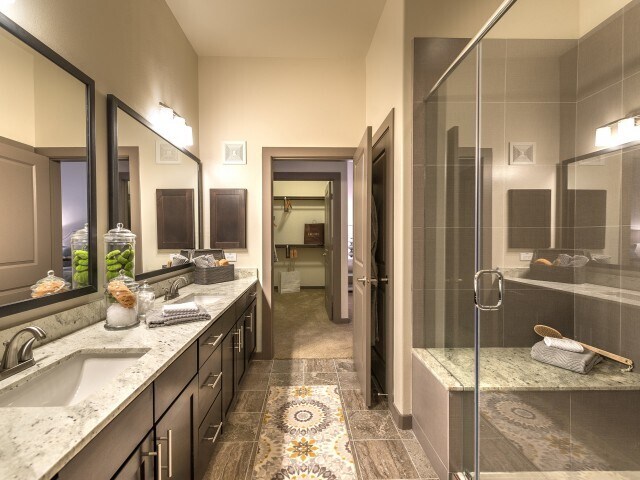 Elegante cuarto de baño modelo - Overture Plano 55+ Active Adult Apartment Homes