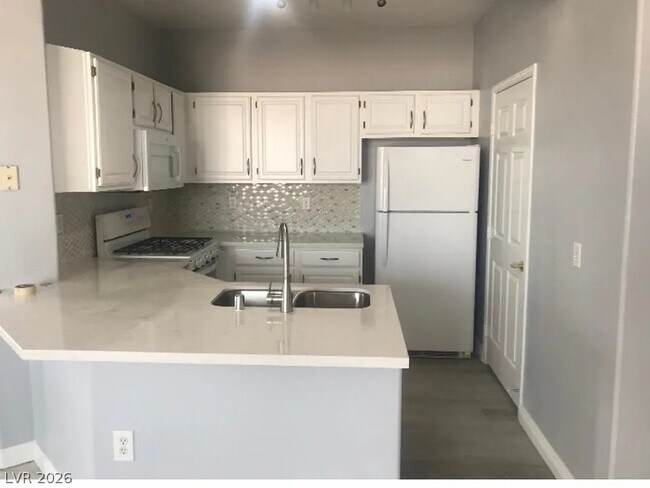 Foto del edificio - 8555 W Russell Rd